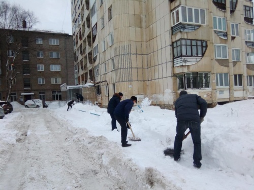 Сотрудники Управления по физической культуре и спорту уфимской Администрации вышли на уборку снега.